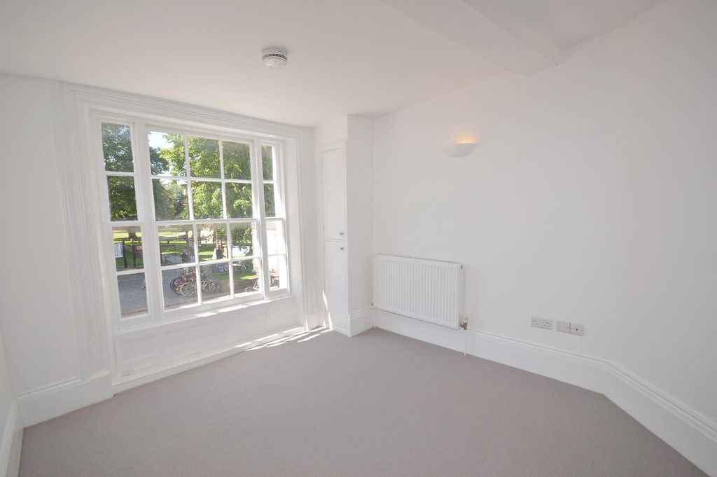 Property photo 3 of 7 Living Room Flat To Rent In Chichester