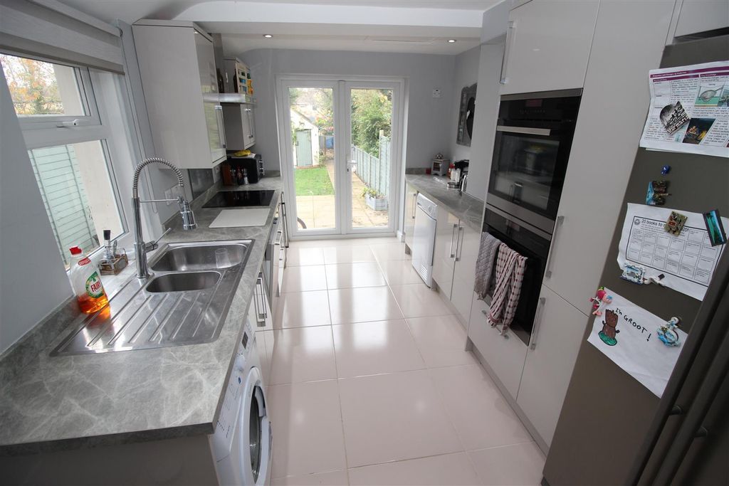 Property photo 3 of 10 Kitchen