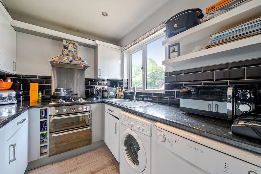 Property photo 3 of 16 1455420-16-6A06Df...