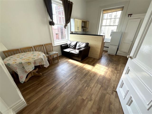 Property photo 2 of 9 Living Room/Kitchen