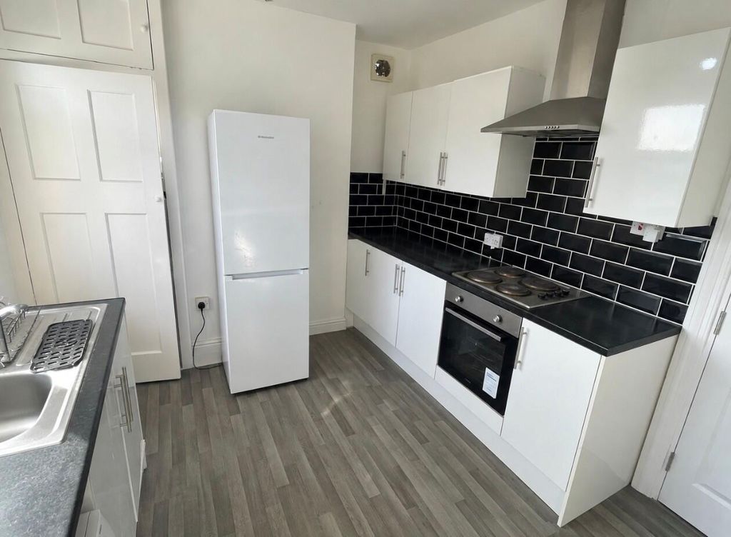 Property photo 2 of 7 Kitchen