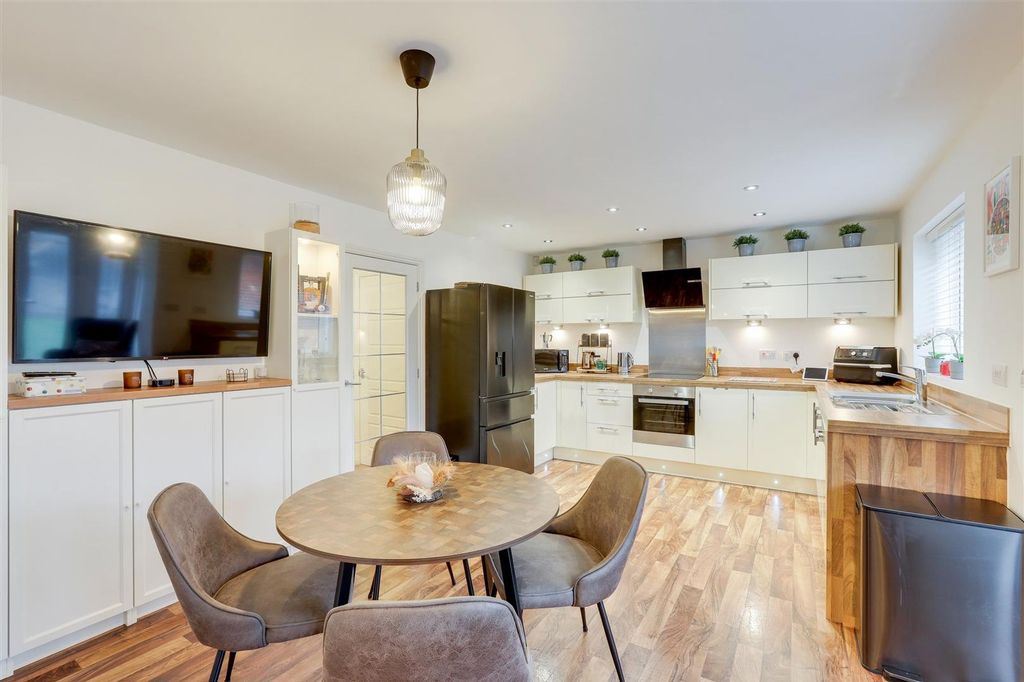 Property photo 3 of 33