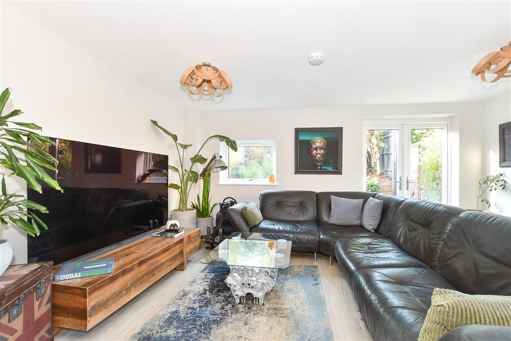 Property photo 2 of 11 Lounge