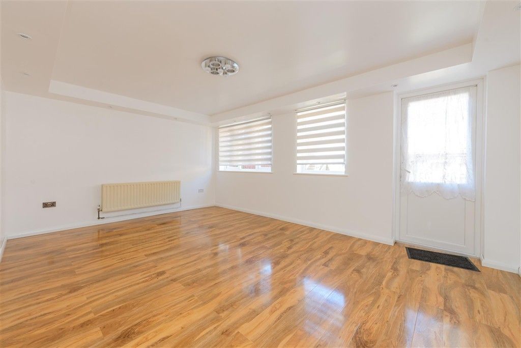 Property photo 3 of 12 Lounge