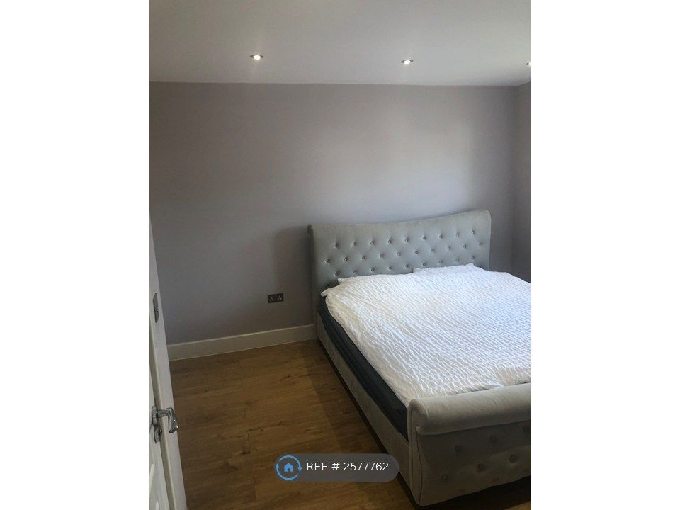 Property photo 3 of 34 Master Bedroom As It Come With A King Size Bed
