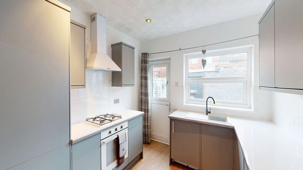 Property photo 3 of 12 Kitchen