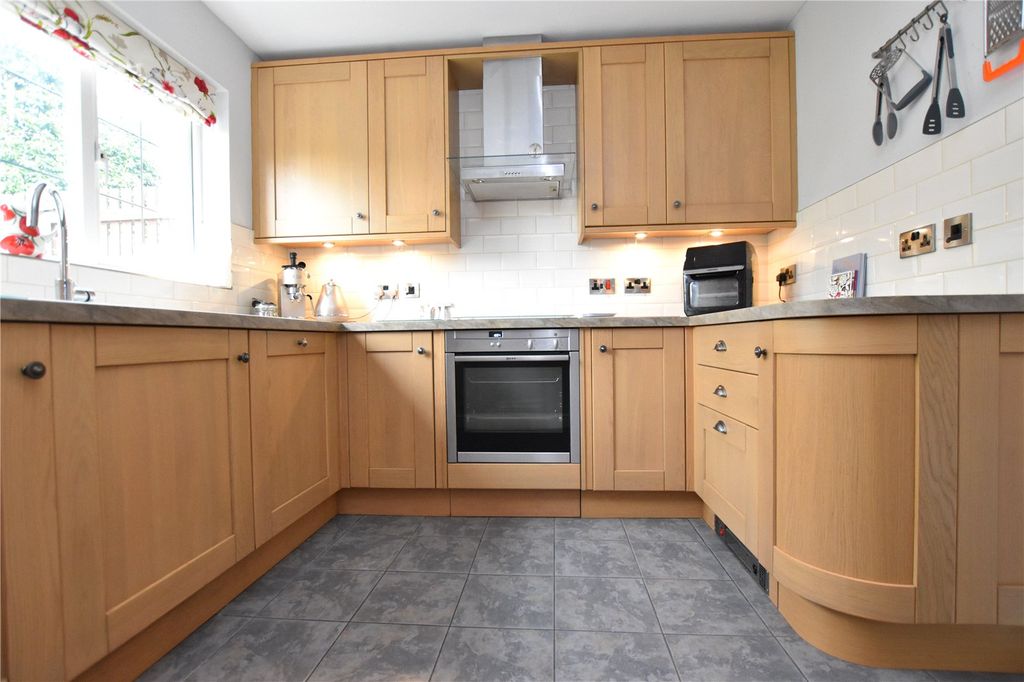 Property photo 2 of 21 Picture No. 12