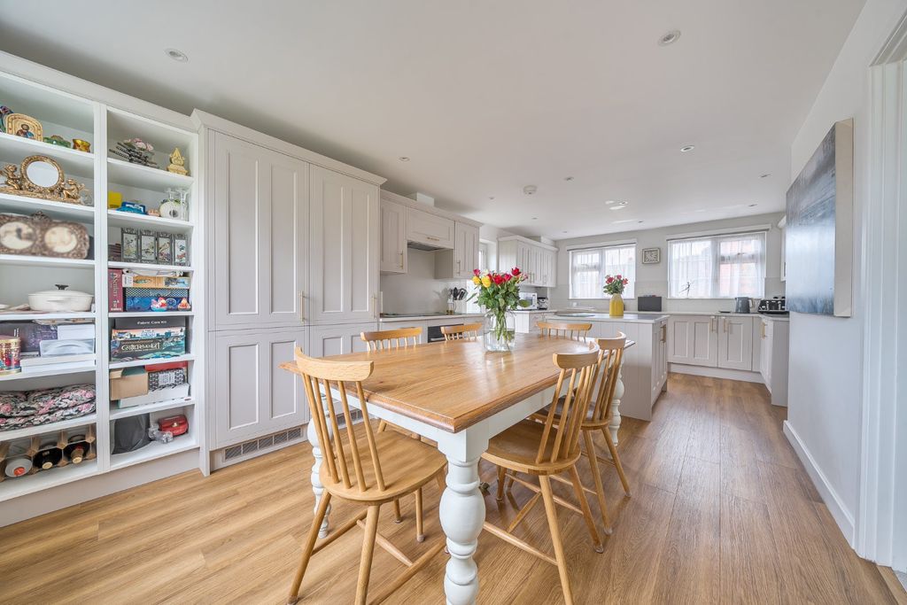 Property photo 2 of 25 Picture No. 15