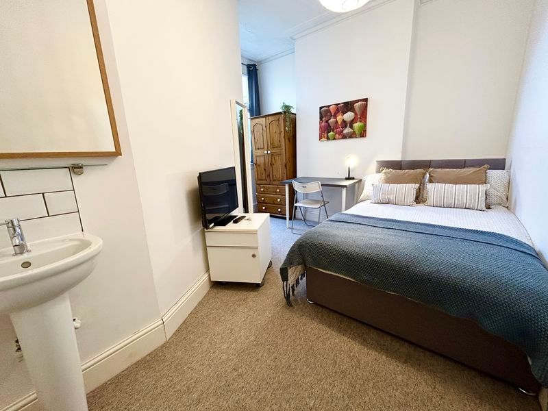 Property photo 3 of 5 A Charming Double Bedroom Featuring A Cozy Bed, St...