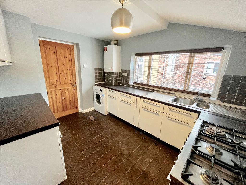 Property photo 3 of 12 Kitchen