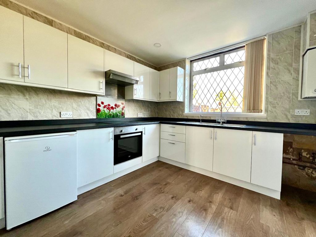 Property photo 3 of 21 Kitchen