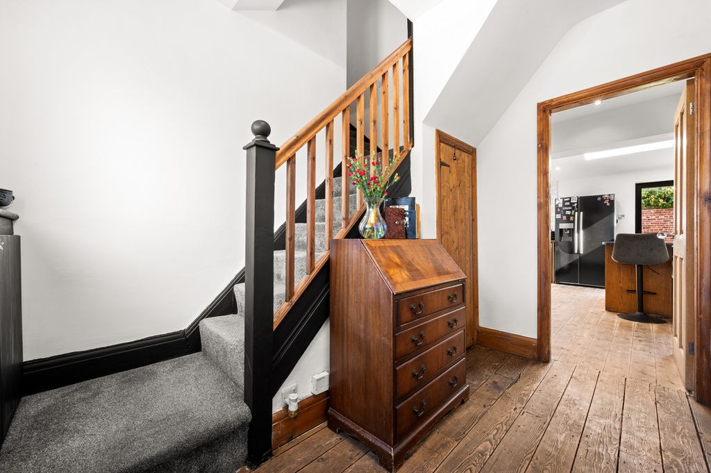 Property photo 2 of 25