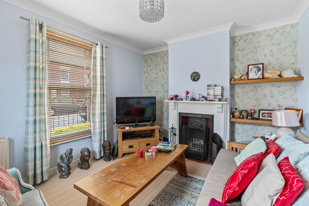 Property photo 2 of 19 63Heathroad-001.Jpg
