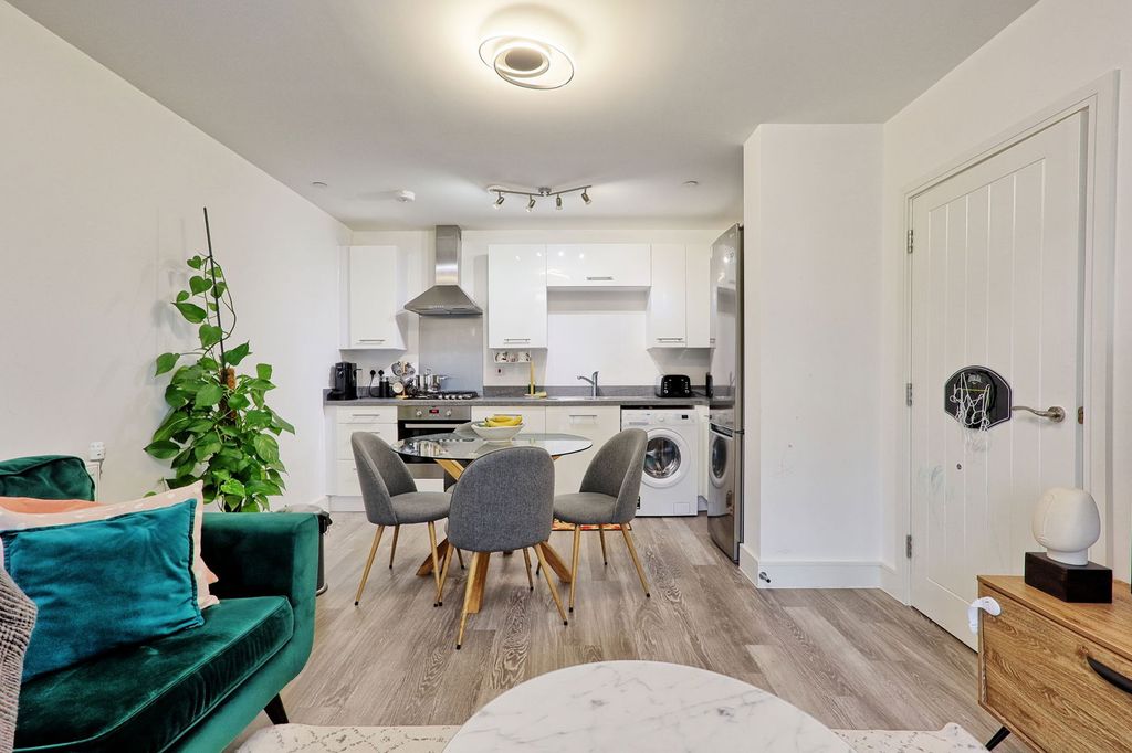 Property photo 2 of 28