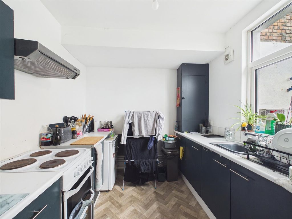 Property photo 3 of 12 3 - Two Bedroom Maisonette.Jpg