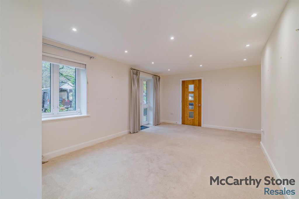 Property photo 2 of 21 Living Room