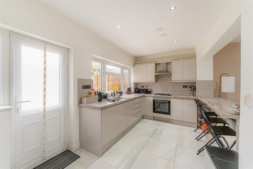 Property photo 2 of 25