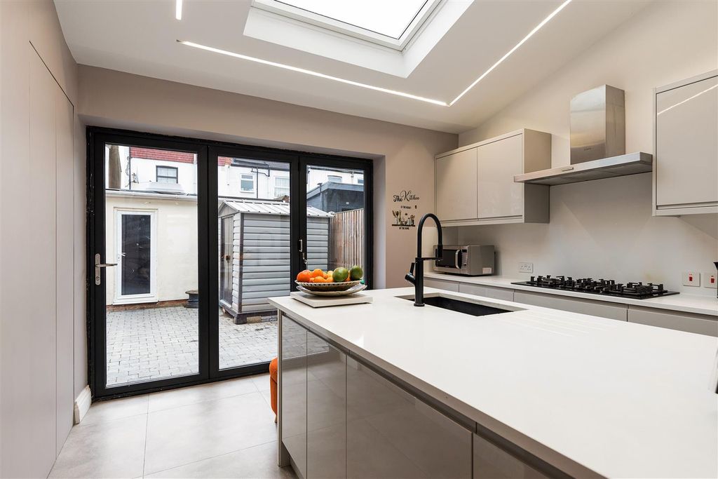 Property photo 3 of 33 Jewel Road, E17