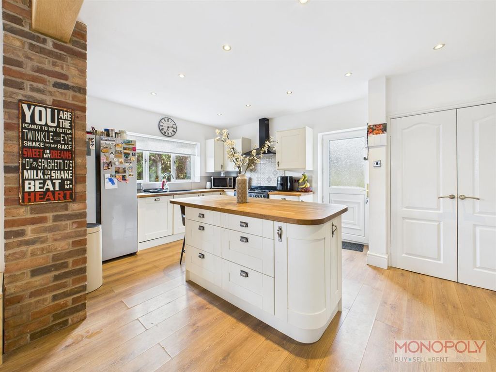 Property photo 3 of 17 Kitchen