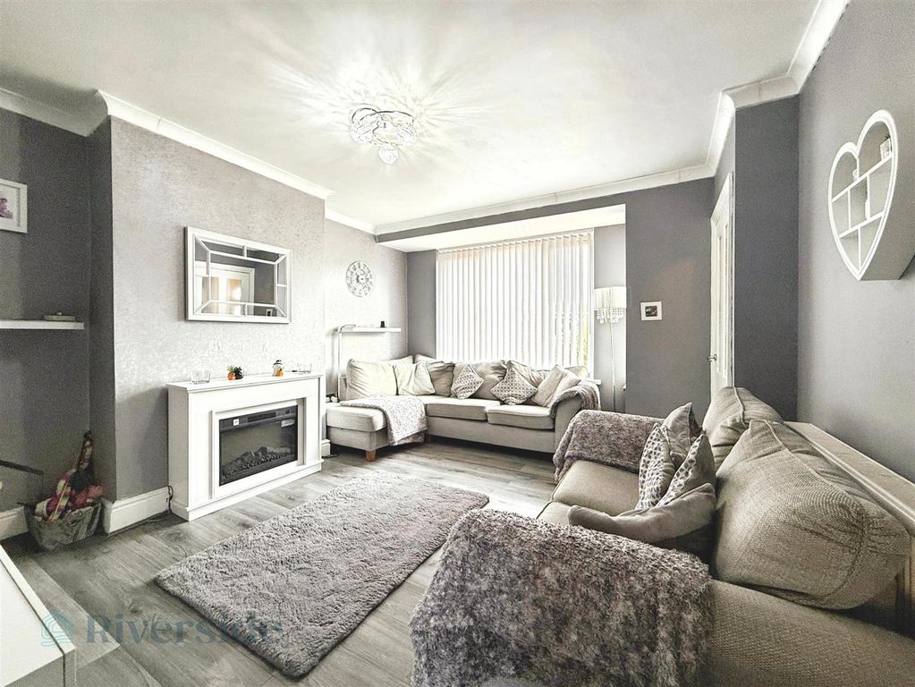 Property photo 3 of 17 Living Room