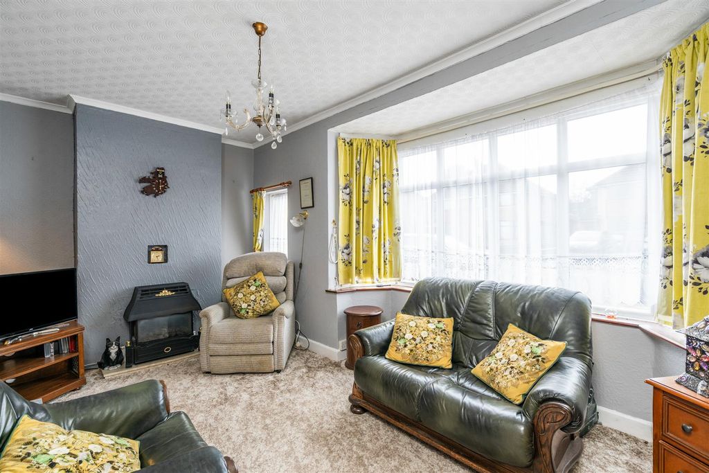 Property photo 3 of 12 17 Redlands Road_6.Jpg