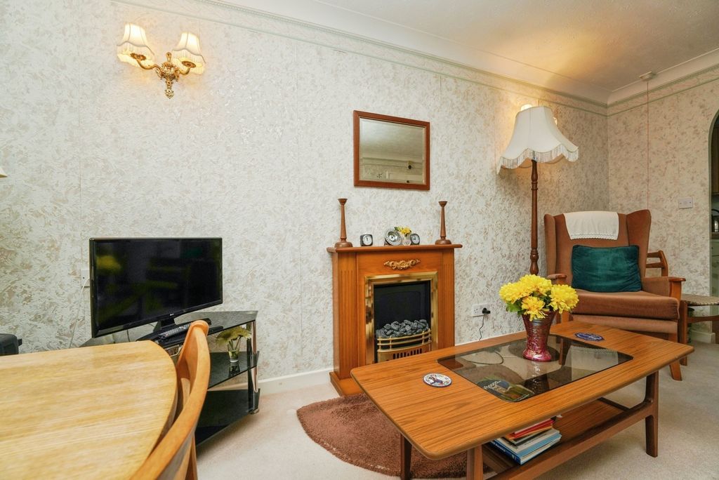 Property photo 3 of 17 Lounge