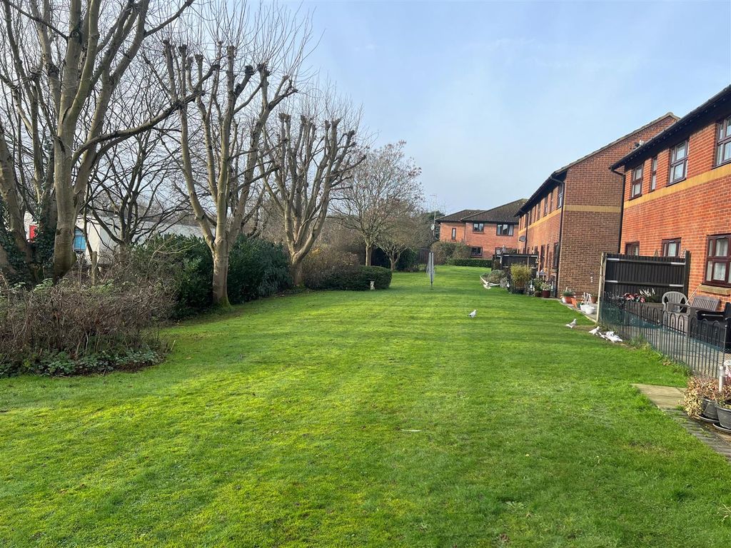 Property photo 1 of 8 Cherwell Court - Gardens.Jpg