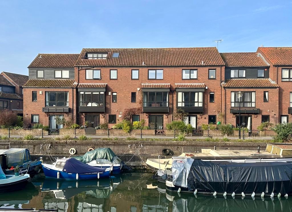 Property photo 1 of 19 External