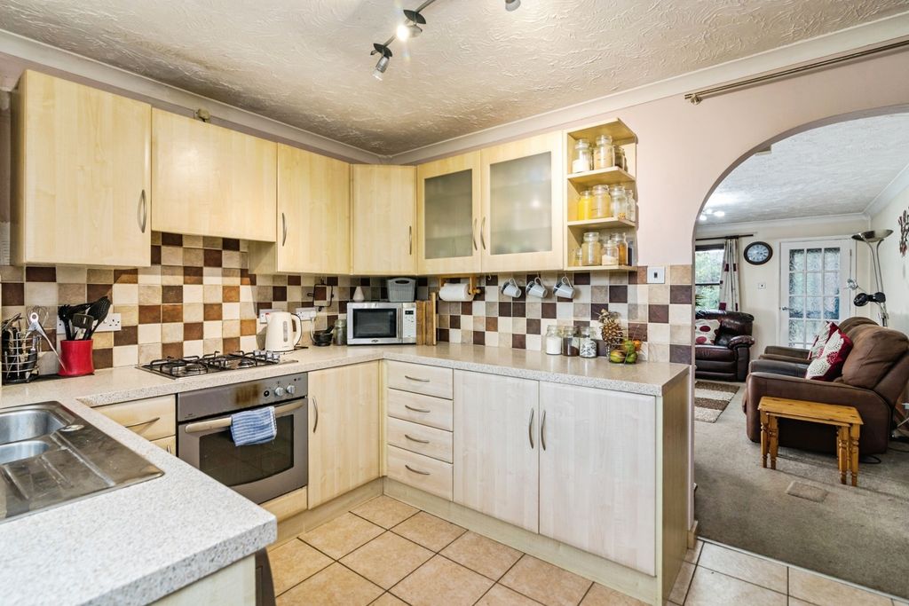 Property photo 3 of 17 Kitchen