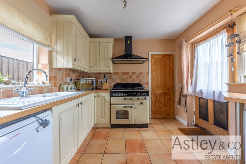Property photo 3 of 16 Kitchen