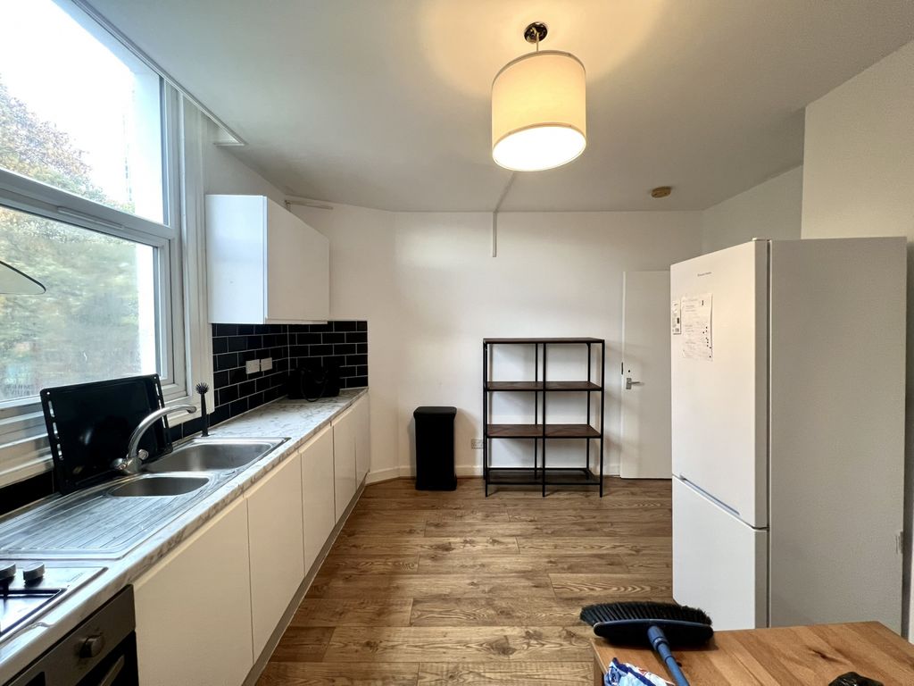 Property photo 1 of 17 Four Bedroom Flat To Rent In Vauxhall