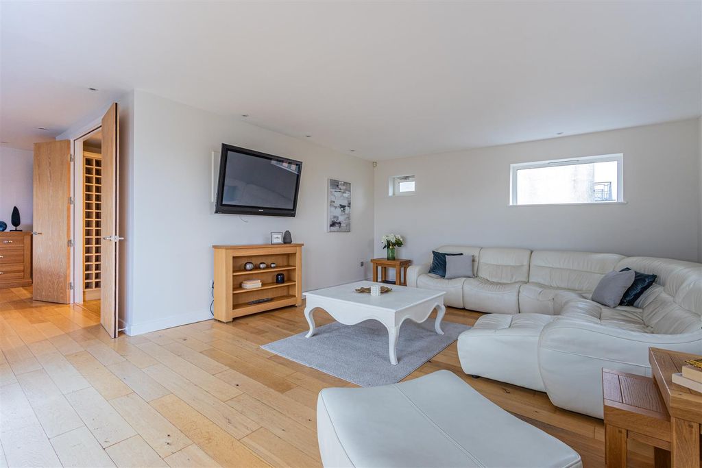 Property photo 3 of 21 Park View 22-18.Jpg