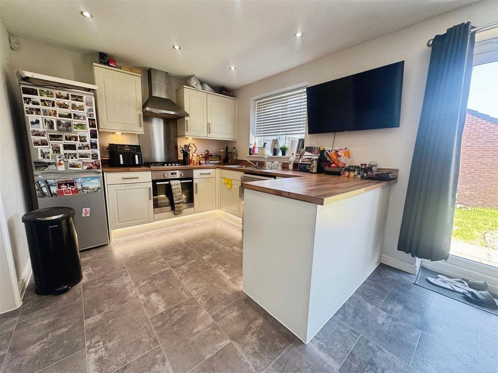 Property photo 2 of 11 Dining Kitchen