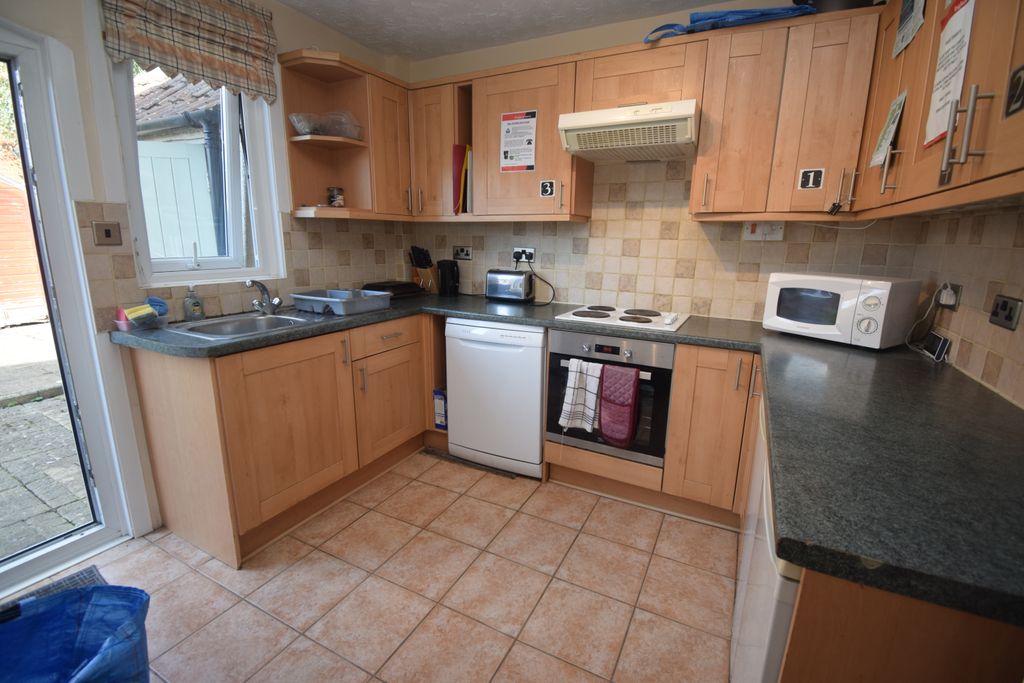 Property photo 3 of 9 Kitchen