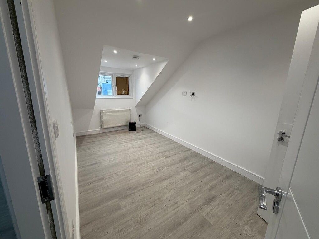 Property photo 2 of 6 Bedroom 1 (En Suite)