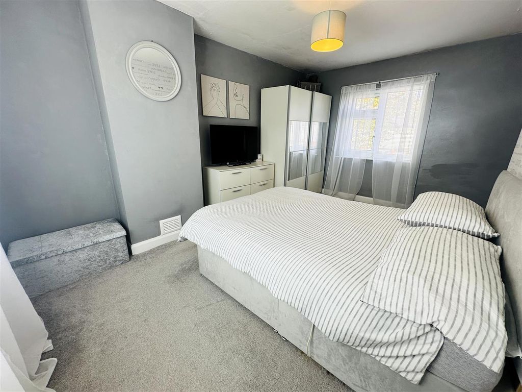 Property photo 3 of 11 Bed 1 .Jpg