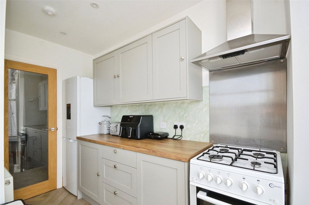 Property photo 3 of 12 Kitchen