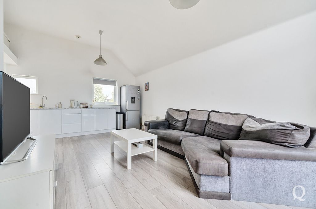 Property photo 3 of 21 F9Caec27-E035-4E1...