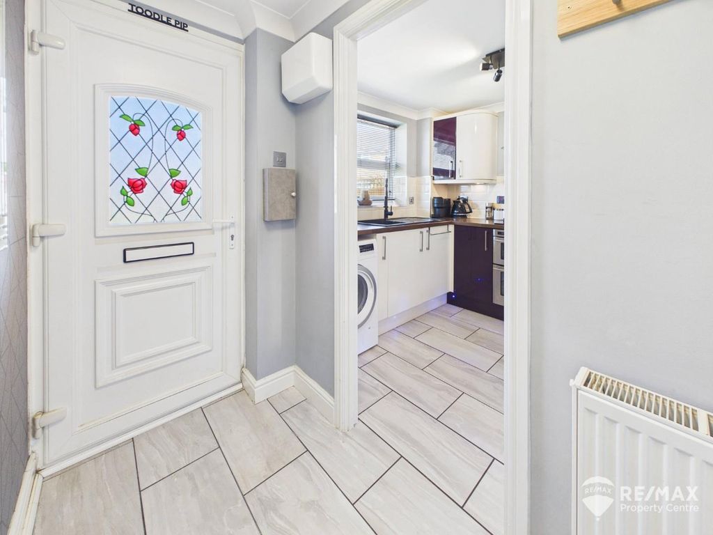 Property photo 3 of 17 Entrance Hall (2).Jpg