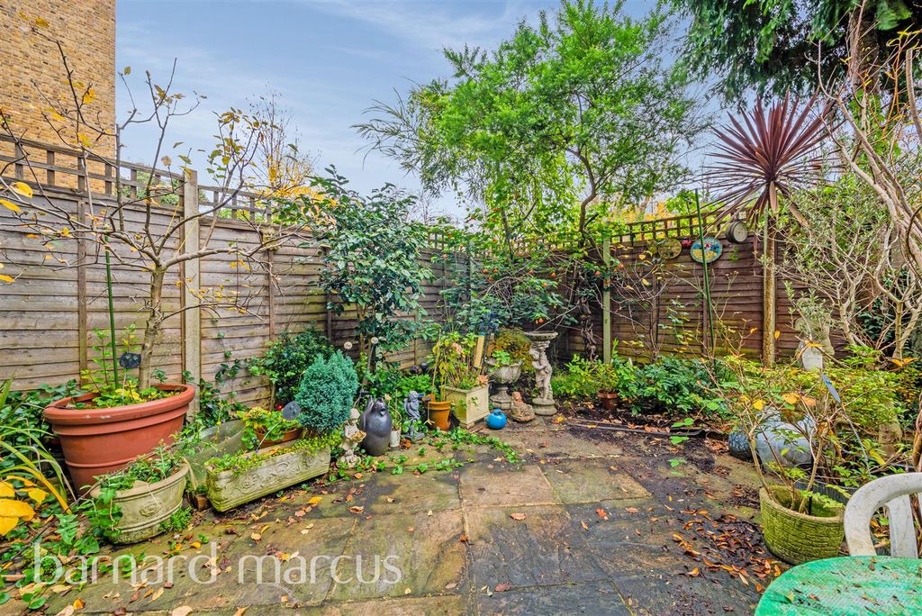 Property photo 2 of 11 Garden