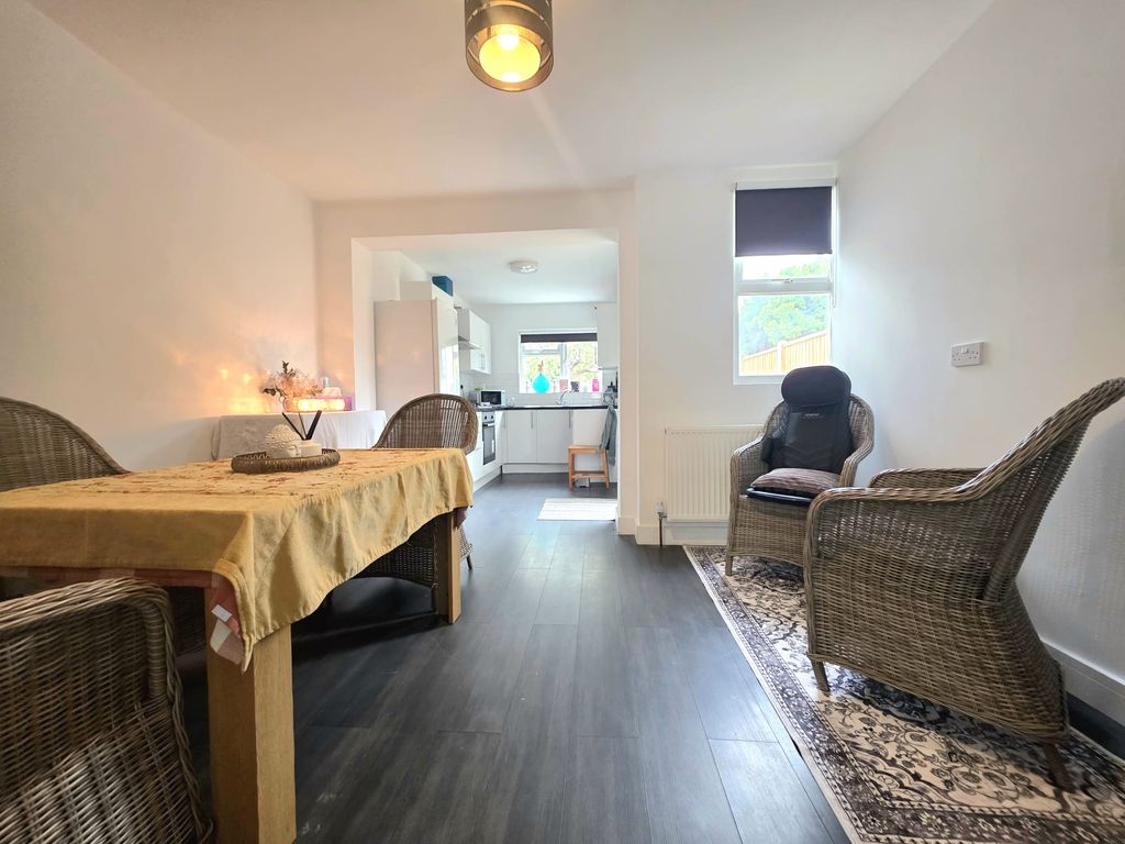 Property photo 2 of 11 5