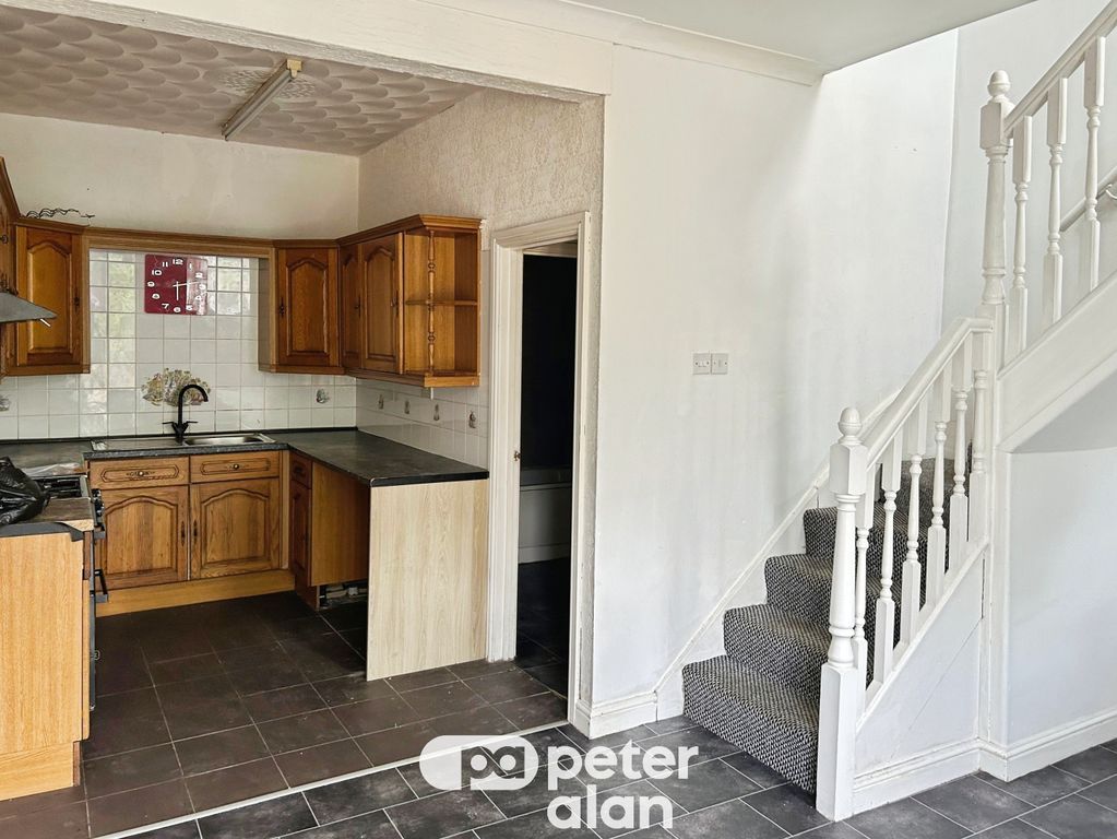 Property photo 3 of 18 Kitchen