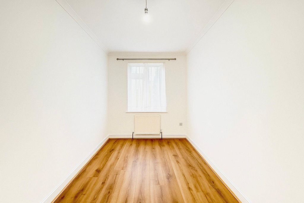 Property photo 2 of 8 Room 3