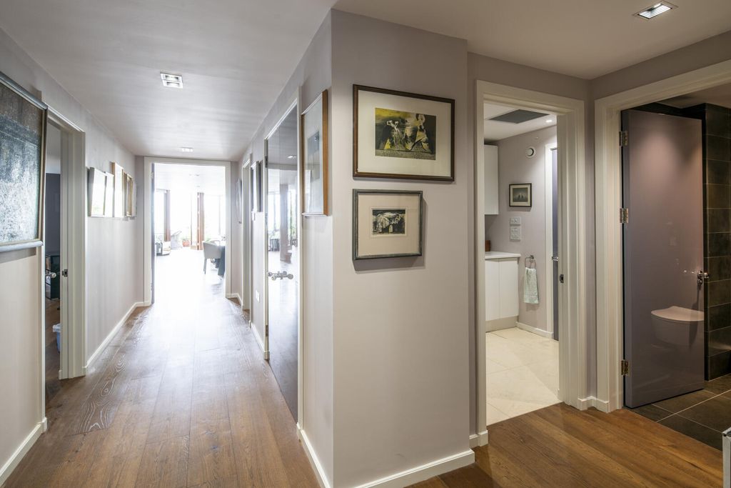 Property photo 3 of 18 Hallway