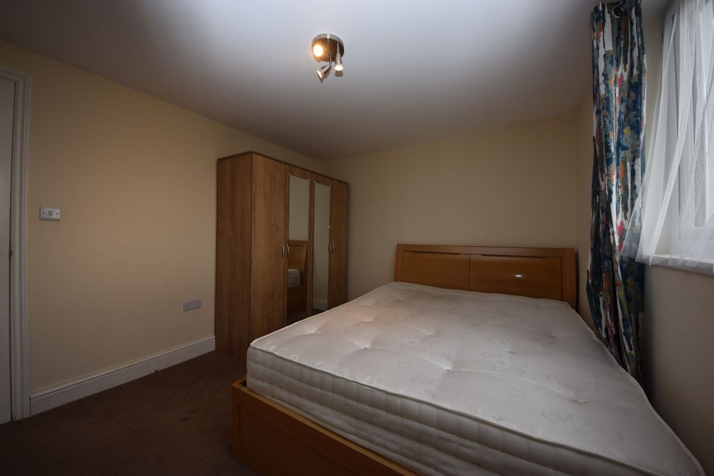 Property photo 2 of 4 Highcliffe Gardens 47 Flat 1 (5)