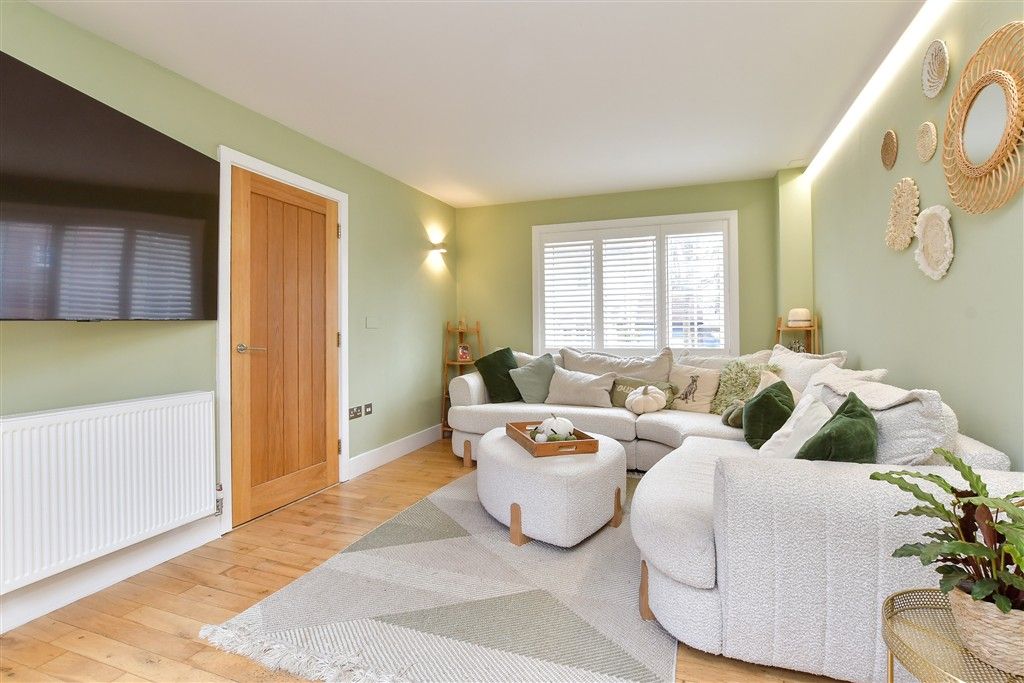 Property photo 3 of 13 Lounge