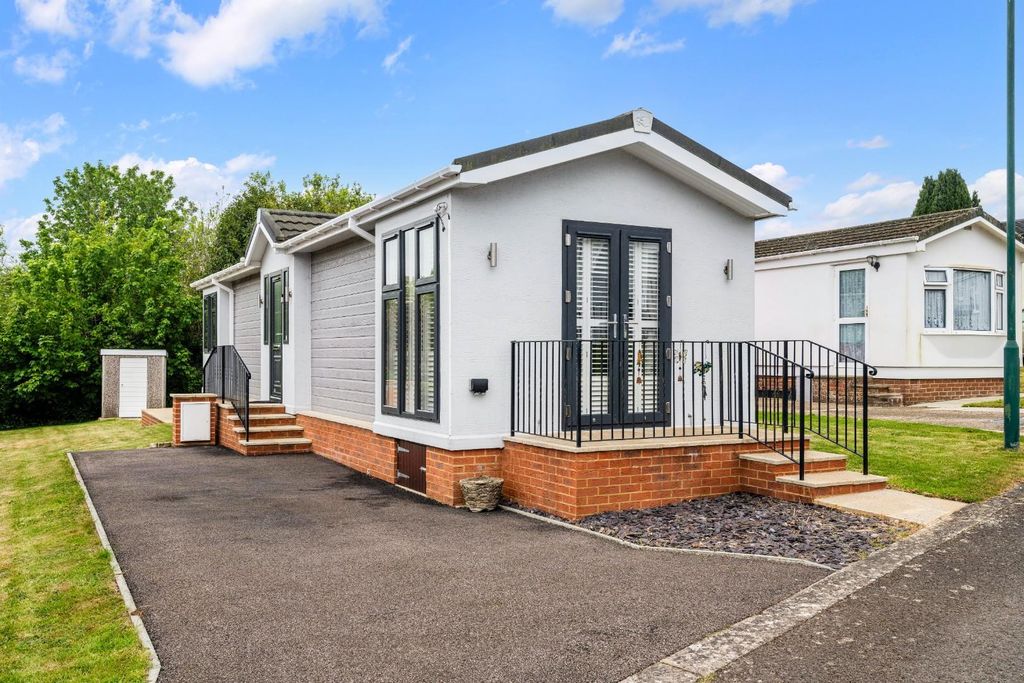 Property photo 1 of 8 Holly Lodge