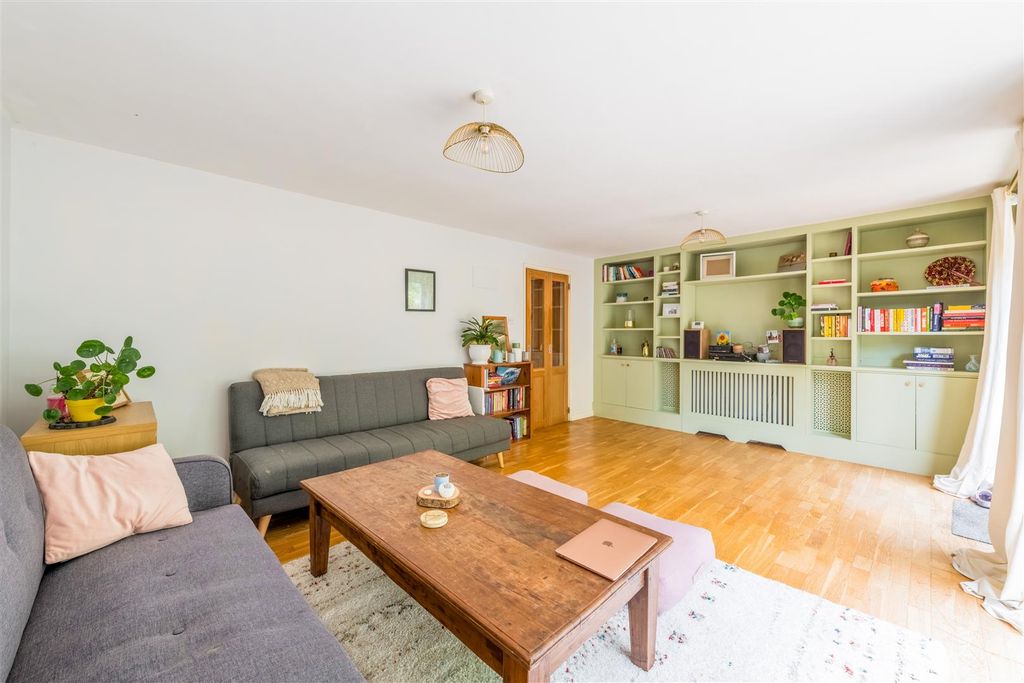 Property photo 3 of 21 63 Burstead Close-10.Jpg