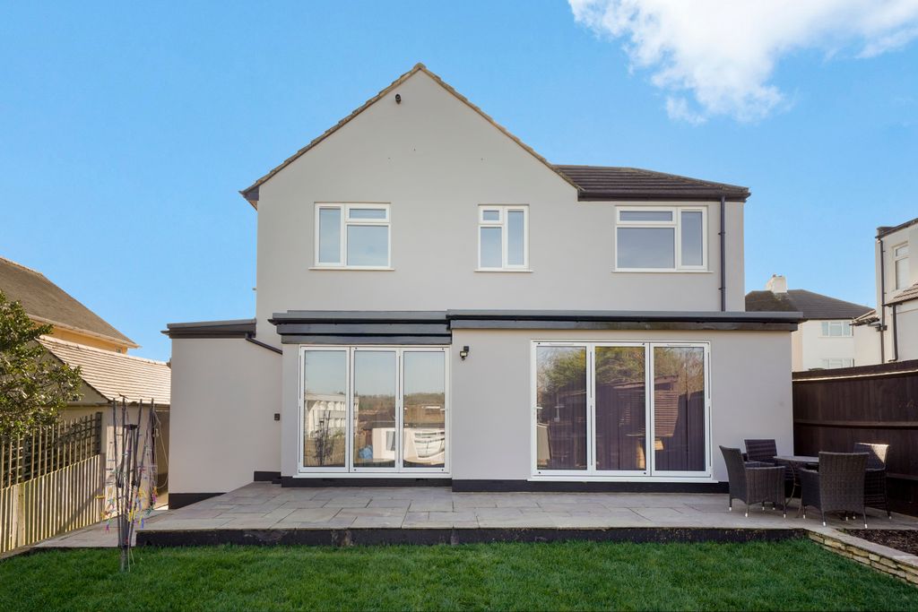 Property photo 3 of 14 6 Colchester Road - Aqw1Fff3x5Pbetk3A177