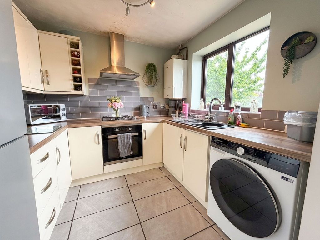 Property photo 3 of 11 Kitchen